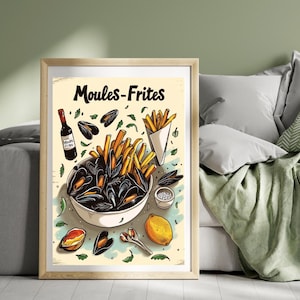 Op de afbeelding: Een ingelijste illustratie met mosselen en friet, een fles wijn en een citroen. De woorden "Moules-Frites" staan bovenaan. Het kunstwerk heeft een vintage, cartoonachtige stijl met een beige achtergrond.
