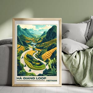 Może przedstawiać: Oprawiony wydruk artystyczny pętli Hà Giang w Wietnamie. Grafika przedstawia krętą drogę przez dolinę z tarasowymi polami, górami i rzeką. Paleta kolorów obejmuje zielenie, żółcie i błękity. Tekst "Hà Giang Loop Vietnam" znajduje się na dole.