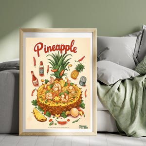 Puede incluir: Un póster enmarcado con la palabra "Pineapple" en escritura roja. La imagen representa una piña rellena de arroz frito, camarones y verduras, rodeada de chiles, salsas y una lata. También se muestra una rodaja de piña y una piña pequeña.