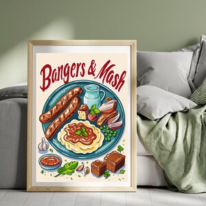 Könnte beinhalten: Ein gerahmter Druck mit einer farbenfrohen Illustration von Bangers & Mash. Das Bild zeigt einen Teller mit Würstchen, Kartoffelpüree, Soße, Erbsen und anderen Beilagen. Der Text "Bangers & Mash" ist in roter Schrift geschrieben.