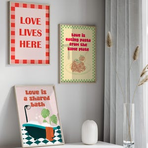 Liebe Wand Kunst 3er Set | Retro Paar Poster | Romantisches druckbares Dekor | Liebe lebt hier Kunst | Pasta & Bad Zitat Drucke |Digitaler Download