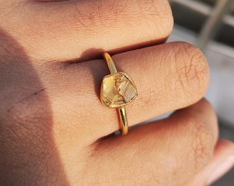 Anello con gemma di citrino grezzo, anello minimalista in argento sterling 925 placcato oro, gioiello in argento fatto a mano, regalo di compleanno, regalo per lei