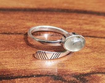 Anello di design in prehnite verde naturale, anello in argento sterling 925, anello ovale fatto a mano, regalo di Natale, regalo di gioielli con pietre preziose per lei