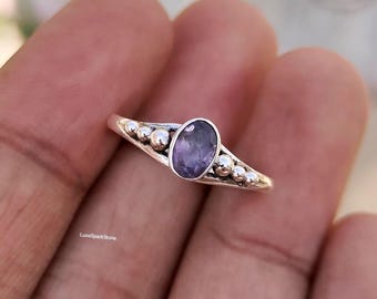 Anello minimalista con ametista in argento sterling 925 • Anello con pietra preziosa ovale delicata • Anello impilabile per tutti i giorni • Anello con promessa fatto a mano per lei