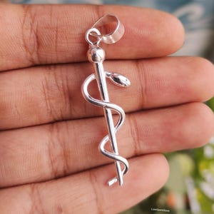 一点物｜手作業カットペンダント 医療モチーフ（アスクレピオス）カナダ Rod of asclepius necklace - Etsy 日本