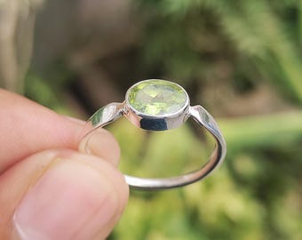 Anillo de peridoto natural, anillo de plata de ley 925, anillo de peridoto ovalado facetado, anillo de piedra natal de agosto, anillo de piedra preciosa verde, anillo con dije sencillo