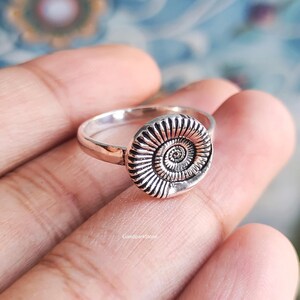 Anello a spirale in ammonite in argento sterling 925, anello ispirato alle conchiglie fossili, anello a spirale minimalista fatto a mano, regalo per lei immagine 5