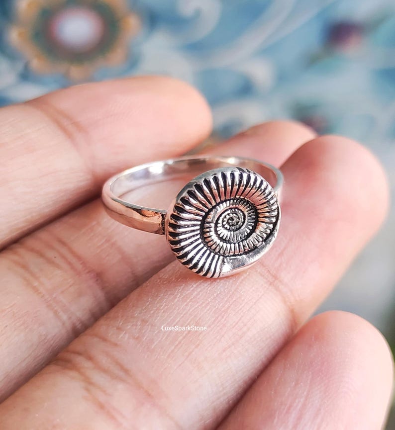 Anello a spirale in ammonite in argento sterling 925, anello ispirato alle conchiglie fossili, anello a spirale minimalista fatto a mano, regalo per lei immagine 5