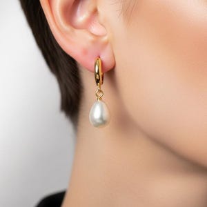 Gold-Plated Teardrop Pearl Earrings: Elegant Leverback Jewelry
