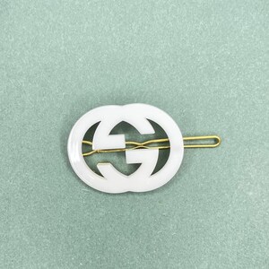 Gucci GG Hair Clip – White and Gold Minimalist Logo Barrette  display picture 1