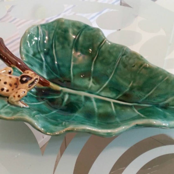 Vintage Majolica Ceramic Frog On Green Leaf Pad Serving Tray