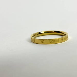 Louis Vuitton Gold Gravur dünner Bandring klassisches minimalistisches LV Design Größe 7