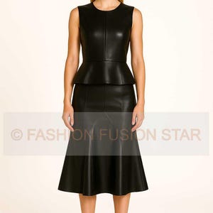 Puede incluir: Un vestido de cuero negro sin mangas con un top peplum y una falda acampanada. El vestido llega a la rodilla y tiene un corpiño ajustado. La modelo lleva sandalias negras de tacón alto. El texto "FASHION FUSION STAR" es visible.