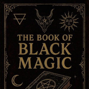 Può includere: Una copertina di libro scura in stile antico con il titolo "THE BOOK OF BLACK MAGIC" in lettere dorate. La copertina presenta un pentagramma, una luna crescente, un sole e altri simboli occulti. Il libro stesso è di colore marrone scuro.