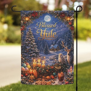 Può includere: Una bandiera da giardino con una scena invernale raffigurante una luna piena, una foresta innevata e le parole "Blessed Yule" in oro. La bandiera include un cervo, un gufo, candele e un cesto di ornamenti colorati.