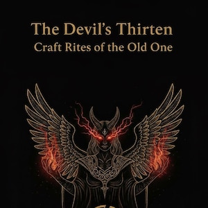 Puede incluir: Ilustración oscura con el texto "The Devil's Thirteeen Craft Rites of the Old One". La imagen presenta una figura demoníaca con cuernos, alas y ojos rojos brillantes, sosteniendo llamas. Un emblema dorado está en la parte inferior.