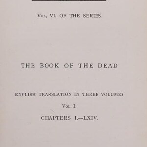 Pu&ograve; includere: Una pagina da "Il Libro dei Morti", parte della serie "Libri sull'Egitto e la Caldea". Il testo &egrave; in inglese, con il numero del volume e i dettagli dei capitoli. La pagina ha uno sfondo color crema con testo nero.