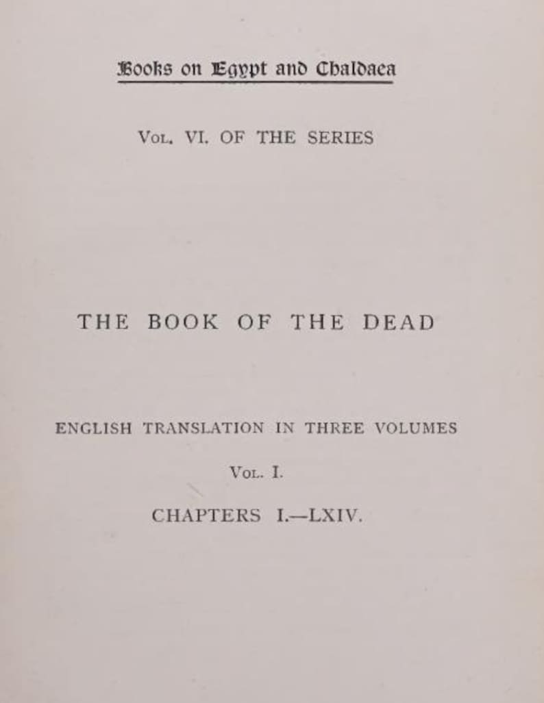 Pu&ograve; includere: Una pagina da "Il Libro dei Morti", parte della serie "Libri sull'Egitto e la Caldea". Il testo &egrave; in inglese, con il numero del volume e i dettagli dei capitoli. La pagina ha uno sfondo color crema con testo nero.