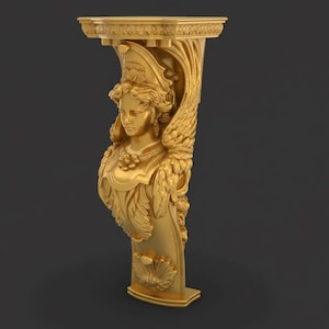 Könnte beinhalten: Eine goldene, verzierte Architektursäule mit einer skulptierten weiblichen Figur mit Flügeln und floralen Details. Die Säule hat eine rechteckige Ober- und Unterseite mit aufwendigen Schnitzereien. Das Gesamtdesign ist klassisch und elegant.