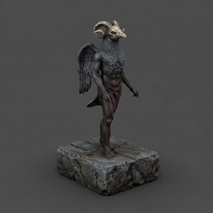 Puede incluir: Una escultura oscura de una figura humanoide con cabeza de pájaro y cuernos de carnero. La figura tiene alas emplumadas y una tela roja alrededor de la cintura. Se alza sobre una base de piedra, con un fondo gris oscuro.