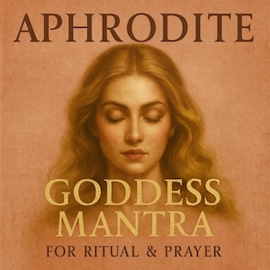 Peut inclure: Image carrée avec le mot "APHRODITE" en haut. En dessous, un portrait de femme aux longs cheveux blonds ondulés et aux yeux fermés. Les mots "GODDESS MANTRA" sont en dessous du portrait, avec "FOR RITUAL & PRAYER" en bas.