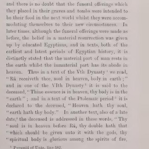 Pu&ograve; includere: Pagina di un libro d'epoca con il titolo "INTRODUCTION" e il numero romano "Ivii" in alto. Il testo in inchiostro nero &egrave; stampato su carta invecchiata, bianco sporco. Il testo tratta delle antiche credenze egizie sulla vita ultraterrena.