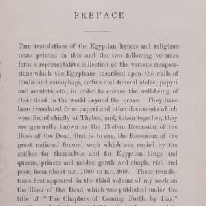 Pu&ograve; includere: Pagina di un libro con il titolo "PREFACE" in alto. Il testo descrive traduzioni di inni egizi e testi religiosi, discutendo le iscrizioni su tombe, sarcofagi e il Libro dei Morti.