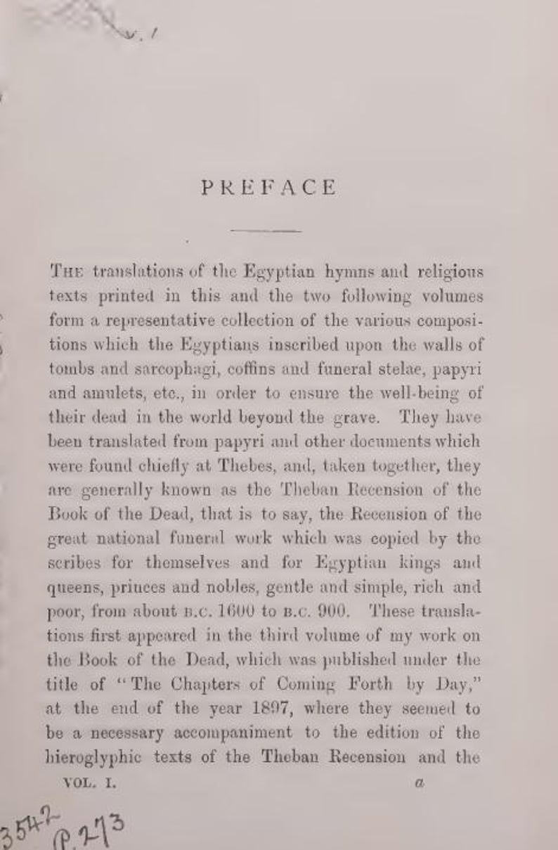 Pu&ograve; includere: Pagina di un libro con il titolo "PREFACE" in alto. Il testo descrive traduzioni di inni egizi e testi religiosi, discutendo le iscrizioni su tombe, sarcofagi e il Libro dei Morti.