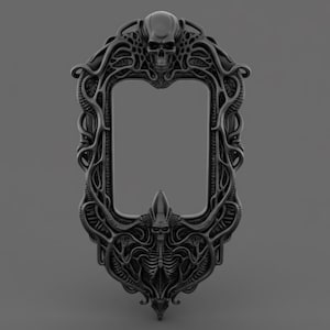 Può includere: Una cornice per specchio grigio scuro e ornata con un design gotico. La cornice presenta un teschio in alto e in basso, con dettagli intricati dall'aspetto organico. La forma generale è un rettangolo verticale con una base appuntita.