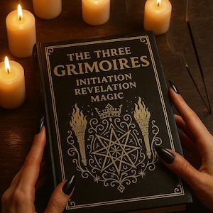 以下が含まれることがあります： 「The Three Grimoires」というタイトルの黒い本。金色の文字とイラスト、星とトーチが含まれています。本を中心に、いくつかのろうそくが灯り、お香が立てられています。黒いマニキュアを塗った人が本を持っています。