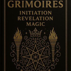 以下が含まれることがあります： 金色の文字とイラストが施された黒い本の表紙。「THE THREE GRIMOIRES」のタイトルが「INITIATION REVELATION MAGIC」という言葉の上にあります。表紙には、トーチ、王冠、星が装飾的なデザインで描かれています。