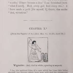 Pu&ograve; includere: Una pagina di un libro antico intitolato "Spearing the Serpent". La pagina presenta testo, un titolo di capitolo e una piccola illustrazione di una figura che trafigge un serpente. L'illustrazione &egrave; in bianco e nero.