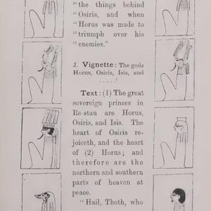 Pu&ograve; includere: Una pagina di un libro con illustrazioni in bianco e nero e testo sugli dei di Re-stau. Le illustrazioni raffigurano figure stilizzate e il testo descrive gli dei Horus, Osiride e Iside.