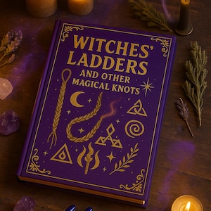 Könnte beinhalten: Ein lila Buch mit dem Titel "Witches' Ladders and Other Magical Knots" mit goldenen Buchstaben und Illustrationen. Auf einer Holzoberfläche befinden sich brennende Kerzen, Kristalle und getrocknete Kräuter. Mystisches Thema.