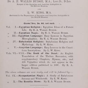 Pu&ograve; includere: Annuncio di libri antichi intitolato "BOOKS ON EGYPT AND CHALDAEA". Il testo elenca gli autori A.E. Wallis Budge e L.W. King, insieme a titoli di libri come "Egyptian Religion" e "The Rosetta Stone". Pubblicato a Londra nel 1901.