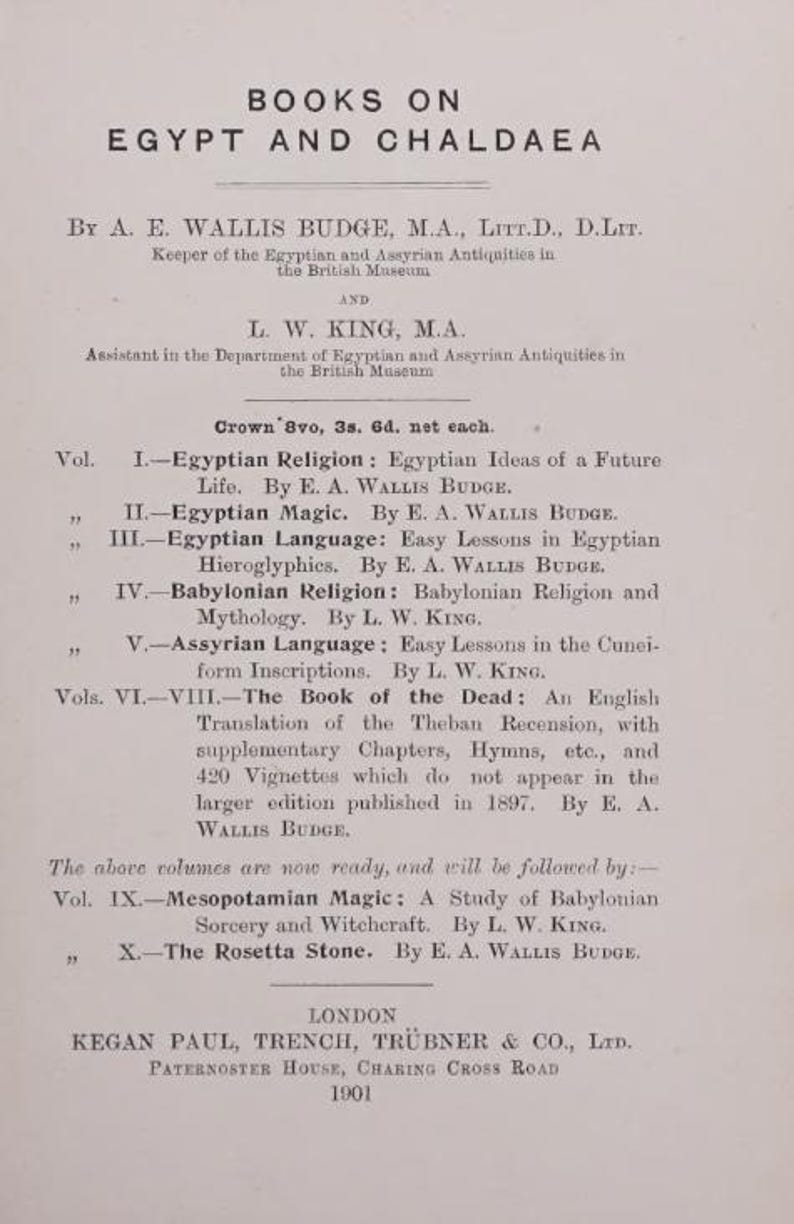 Pu&ograve; includere: Annuncio di libri antichi intitolato "BOOKS ON EGYPT AND CHALDAEA". Il testo elenca gli autori A.E. Wallis Budge e L.W. King, insieme a titoli di libri come "Egyptian Religion" e "The Rosetta Stone". Pubblicato a Londra nel 1901.