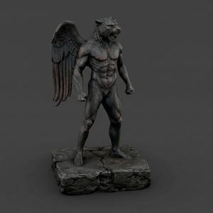 Può includere: Statua in bronzo scuro di una creatura alata con testa di tigre e corpo umano muscoloso. La statua è su una base di pietra erosa, con le ali spiegate dietro di sé.
