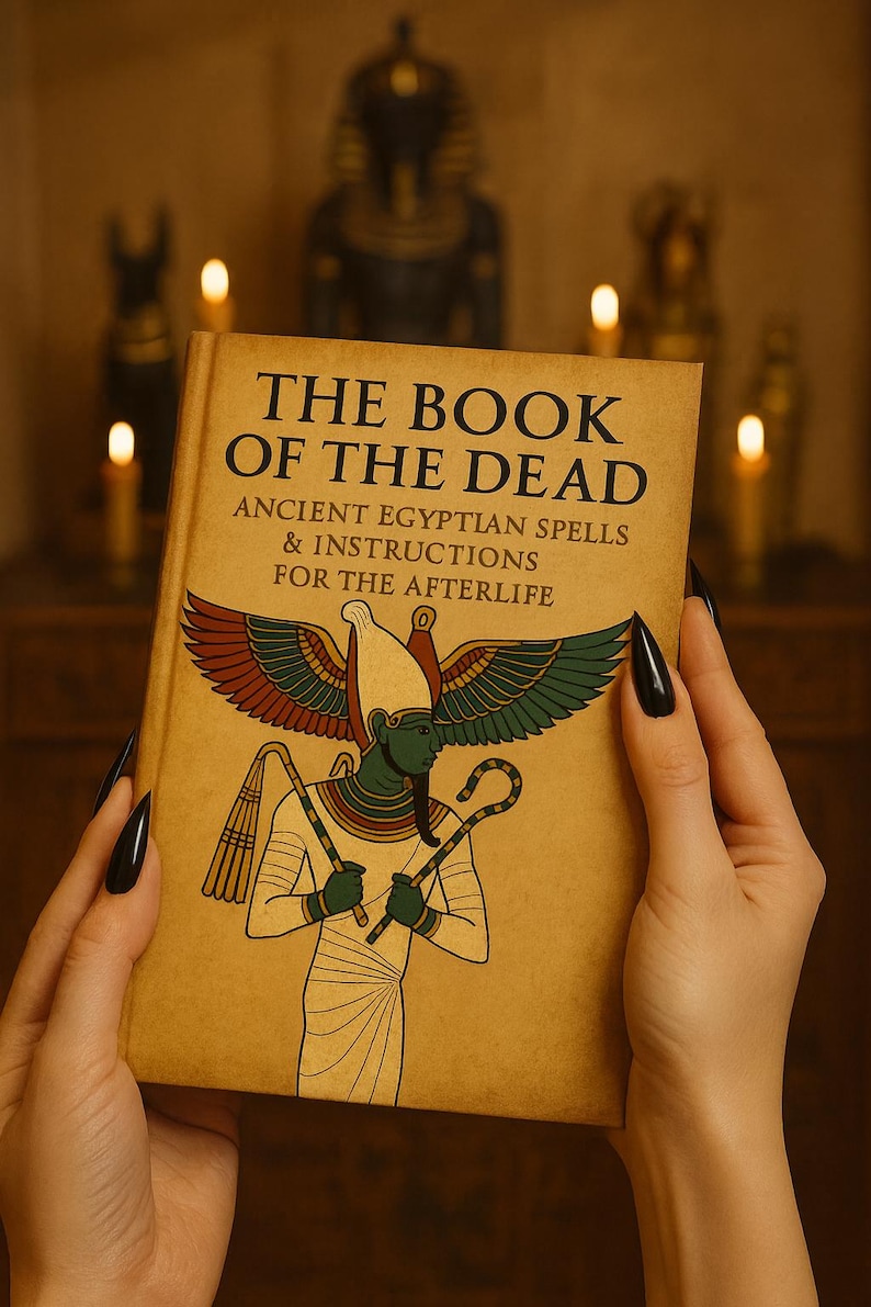 Pu&ograve; includere: Un libro intitolato "Il Libro dei Morti" con il sottotitolo "Antichi Incantesimi Egizi e Istruzioni per l'Aldil&agrave;". La copertina presenta un'illustrazione di una divinit&agrave; egizia con le ali e un bastone. Il libro &egrave; tenuto da una persona con lo smalto nero.