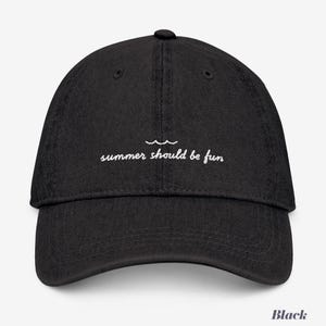 Peut inclure: Casquette de baseball noire avec l'inscription blanche "summer should be fun". La casquette a une visière incurvée et une fermeture à sangle en tissu. Fabriquée dans un matériau durable.
