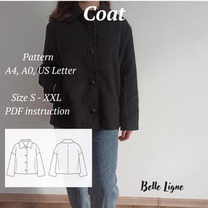 Puede incluir: Un abrigo gris oscuro con botones y cuello. La imagen incluye texto que dice "Coat", "Pattern", "Size S - XXL" y "PDF instruction". El abrigo se muestra con un patrón y las palabras "Belle Ligne".