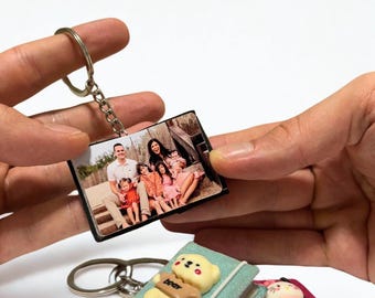 Personalized Family Photo Album Keychain – Custom Gift for Mom Dad Kids – Mini Album Keepsake for Parents