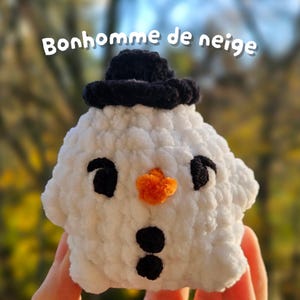 Petit Bonhomme De Neige Au Cours Des Chutes De Neige Dans Le Paysage D Hiver Avec Premier Plan Un Nez Carotte Une Bouche Pommes Yeux Olives 169033568