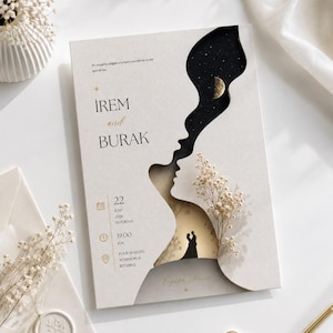 Puede incluir: Una tarjeta de invitación de boda color crema con una silueta troquelada de dos rostros perfil a perfil. El recorte revela un cielo nocturno estrellado con una luna creciente y la silueta de una pareja de pie juntos.