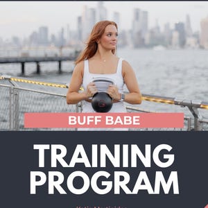 Puede incluir: Anuncio de un programa de entrenamiento f&iacute;sico. La imagen muestra a una mujer sosteniendo una pesa rusa negra. El texto "BUFF BABE TRAINING PROGRAM" se muestra en blanco sobre un fondo oscuro. En el fondo se ve un paisaje urbano y agua.