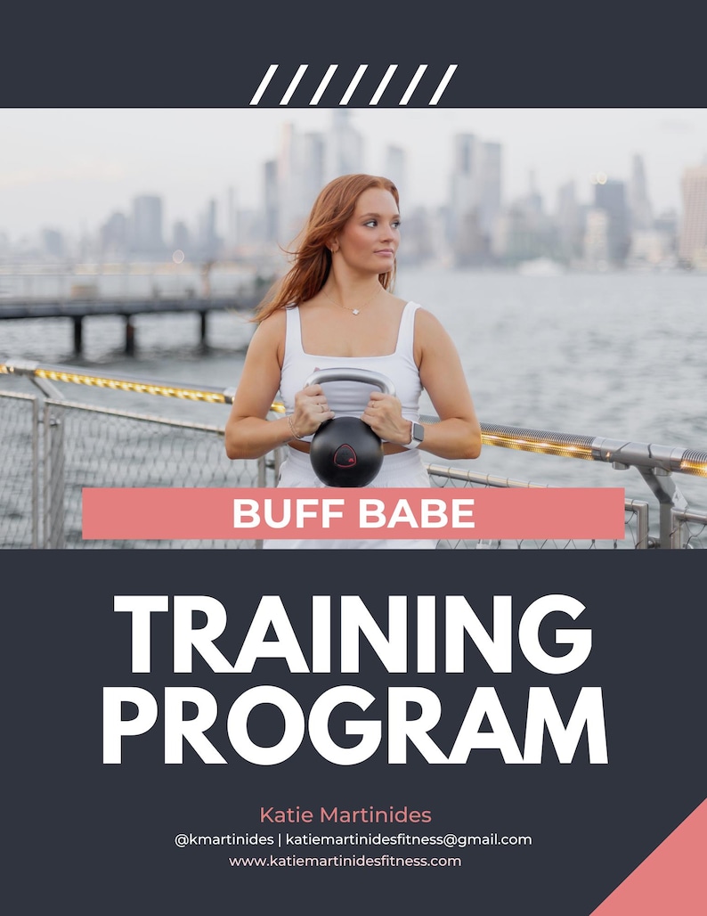 Puede incluir: Anuncio de un programa de entrenamiento f&iacute;sico. La imagen muestra a una mujer sosteniendo una pesa rusa negra. El texto "BUFF BABE TRAINING PROGRAM" se muestra en blanco sobre un fondo oscuro. En el fondo se ve un paisaje urbano y agua.