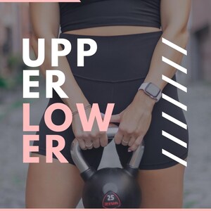 Puede incluir: Imagen de fitness con el texto "4 DAY SPLIT" y "UPPER LOWER". Una pesa rusa negra de 11,3 kg es sostenida por una persona que lleva ropa deportiva negra. La imagen incluye el nombre "Katie Martinides".