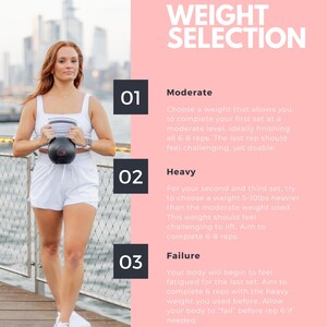 Puede incluir: Una mujer con ropa deportiva blanca sostiene una pesa rusa negra. La imagen incluye el texto "WEIGHT SELECTION" e instrucciones para la selecci&oacute;n de peso moderado, pesado y de fallo. El fondo presenta un paisaje urbano.