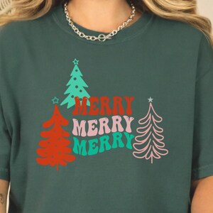 Frohe Weihnachten Comfort Farben T-Shirt: Festliches Feiertags-T-Shirt