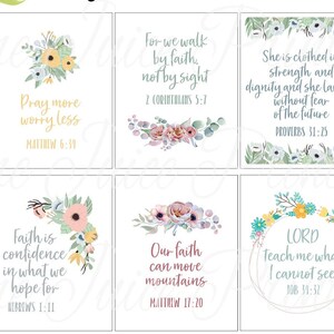 Puede incluir: Un conjunto de 10 tarjetas imprimibles con dise&ntilde;os florales y citas inspiradoras. Cada tarjeta presenta una cita diferente sobre la fe, el amor y la esperanza. Las citas son de la Biblia e incluyen vers&iacute;culos como "Estoy contigo y velar&eacute; por ti dondequiera que vayas" y "Que todo lo que hagas, se haga con amor".