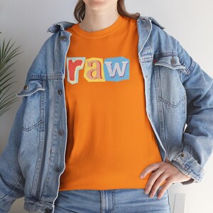 Camiseta unisex de algodón grueso con letras recortadas de colores, sencilla y elegante, para hombre y mujer, con estampado gráfico, estilo casual, a la moda.